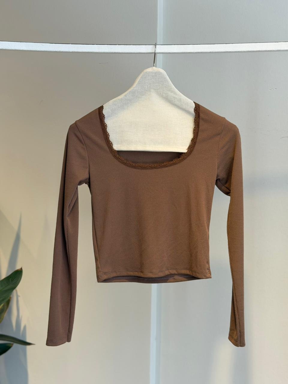 remera puntilla avellana